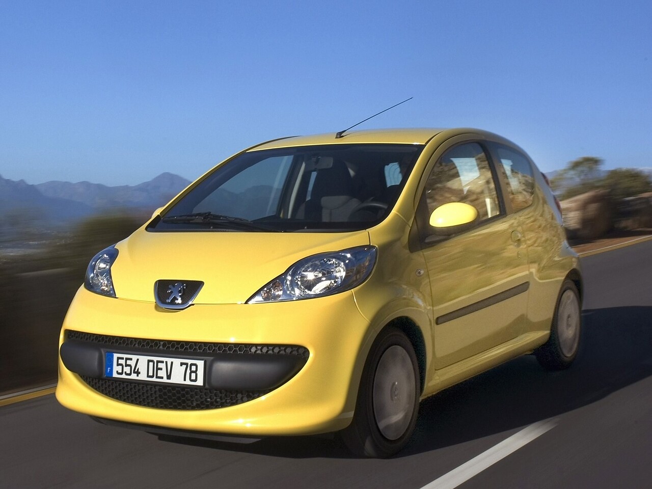 Peugeot 107 хэтчбек 3-дв. (I поколение рестайлинг, 2005 - 2012 г.в.): вид спереди в движении