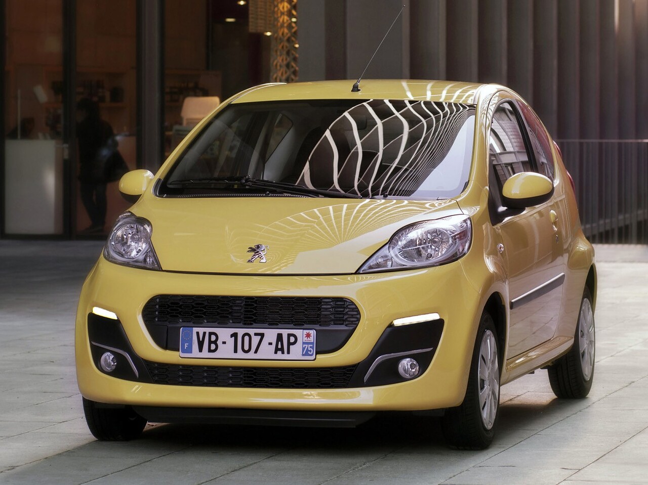 Peugeot 107 3-дв. 1.0 AT Active: вид спереди ночью