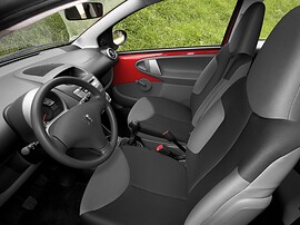 Peugeot 107 хэтчбек 5-дв. (II поколение рестайлинг, 2005 - 2012 г.в.): салон через открытую дверь