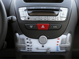 Peugeot 107 хэтчбек 5-дв. (II поколение рестайлинг, 2005 - 2012 г.в.): центральная консоль и климат-контроль