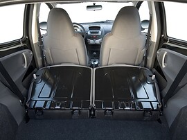 Peugeot 107 хэтчбек 5-дв. (II поколение рестайлинг, 2005 - 2012 г.в.): багажник со сложенными сиденьями