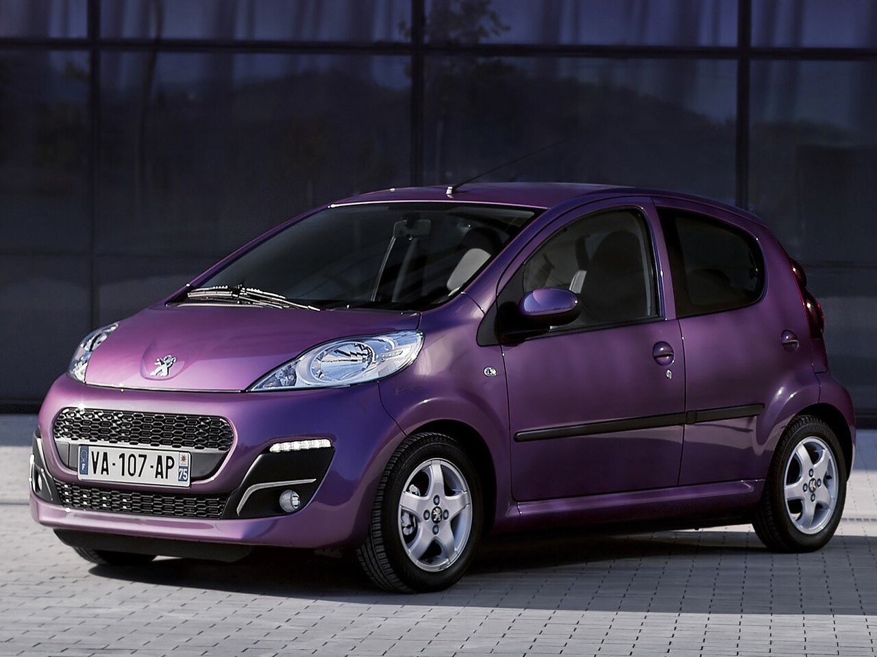 Peugeot 107 5-дв. 1.0 AT Active: вид спереди и сбоку