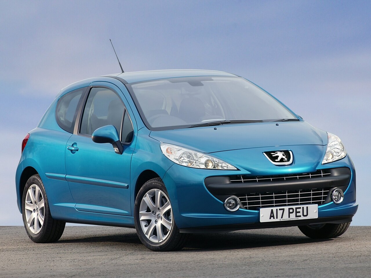 Peugeot 207 хэтчбек 3-дв. (I поколение рестайлинг, 2009 - 2014 г.в.): вид спереди и сбоку