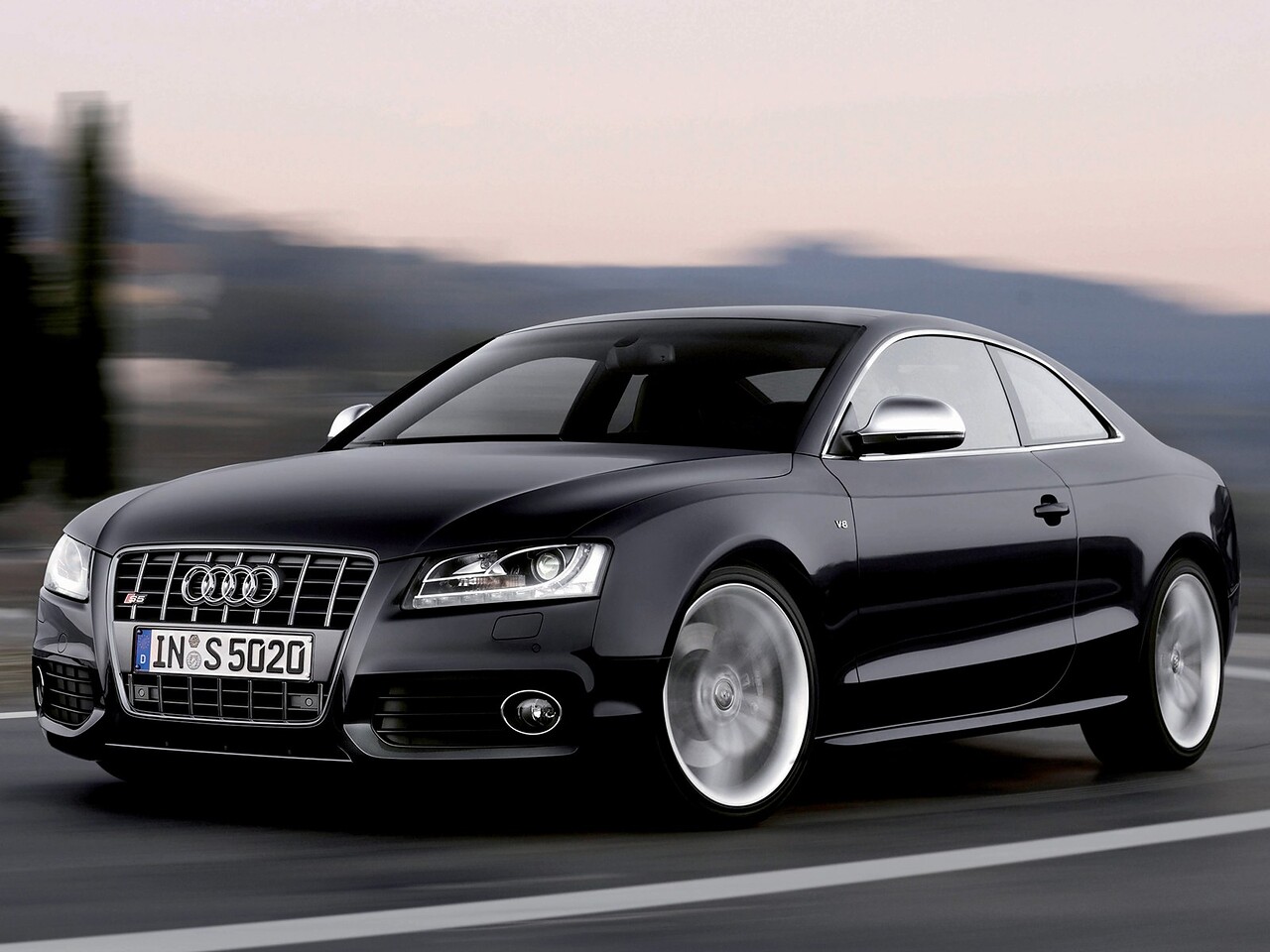 Audi S5 купе (I поколение, 2007 - 2011 г.в.): вид спереди сбоку в движении