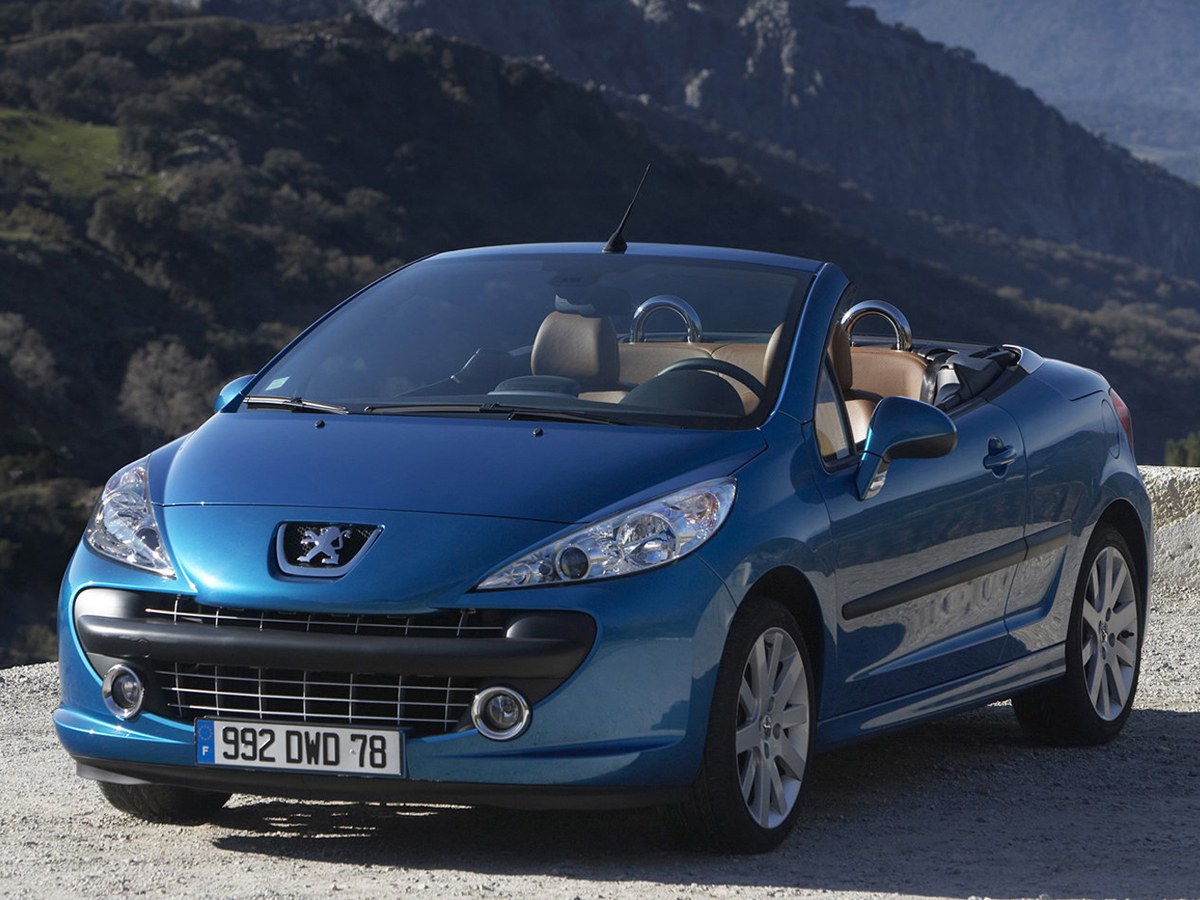 Peugeot 207 CC кабриолет 1.6 AT Sport: вид спереди и сбоку, крыша сложена