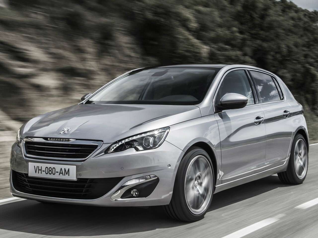 Peugeot 308 хэтчбек 5-дв. 1.6 AT Active: вид спереди в движении