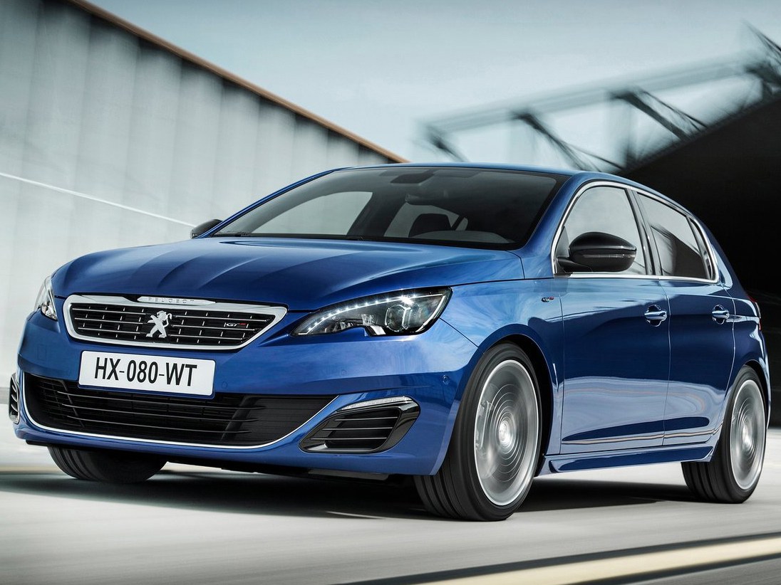 Peugeot 308 хэтчбек 5-дв. 1.6 AT Allure: вид спереди в движении