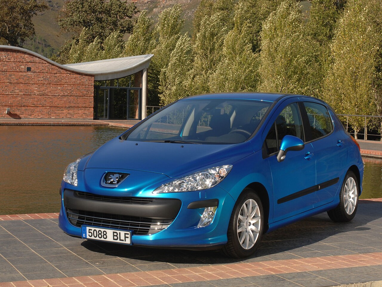 Peugeot 308 хэтчбек 5-дв. (I поколение, 2008 - 2014 г.в.): вид спереди и сбоку