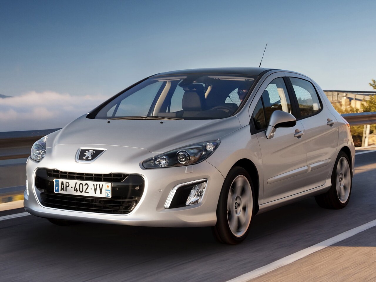 Peugeot 308 хэтчбек 5-дв. 1.6 VTi AT Active: вид спереди в движении