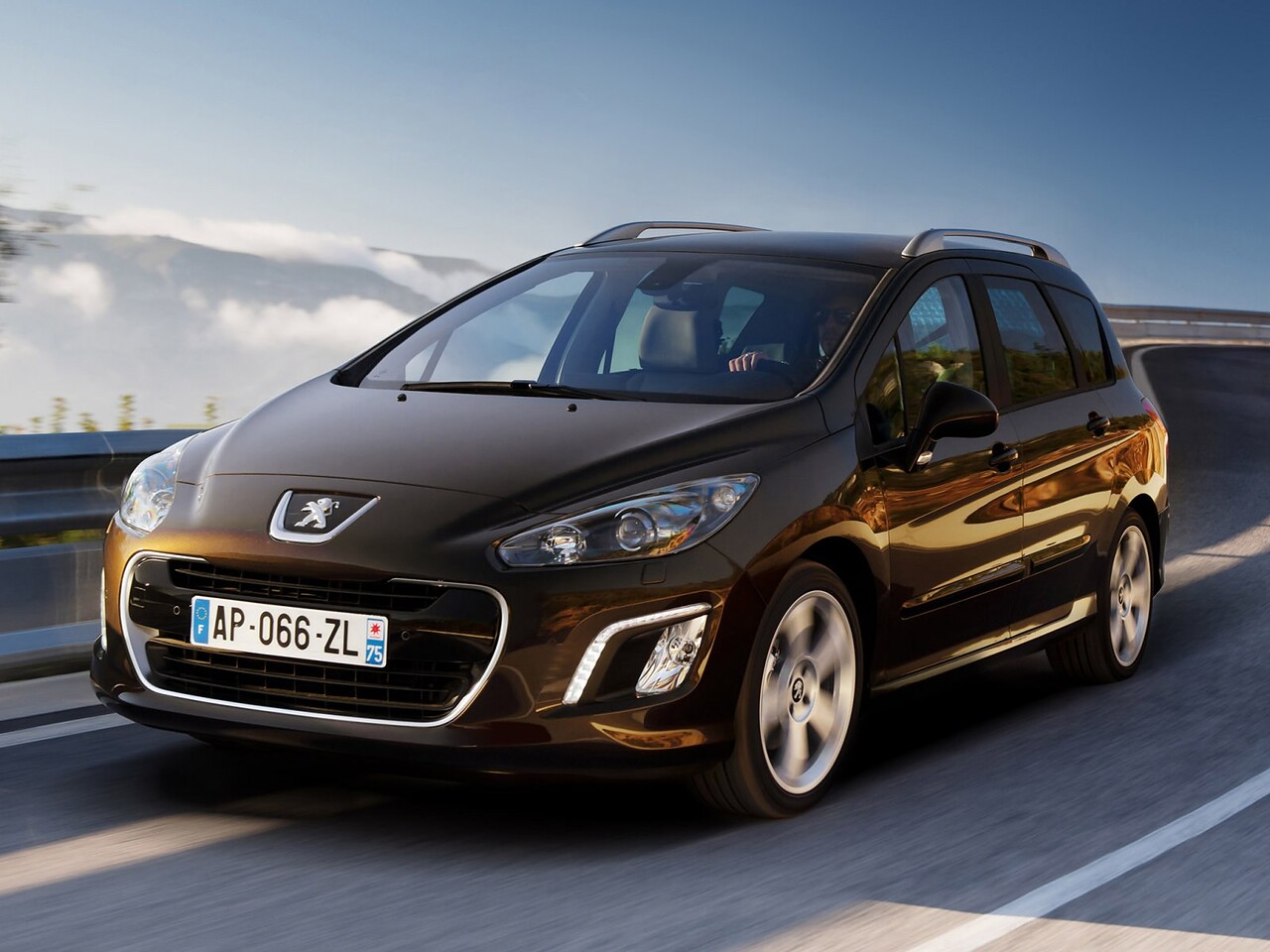 Peugeot 308 универсал 1.6 THP AT Active: Три четверти спереди в движении по дороге
