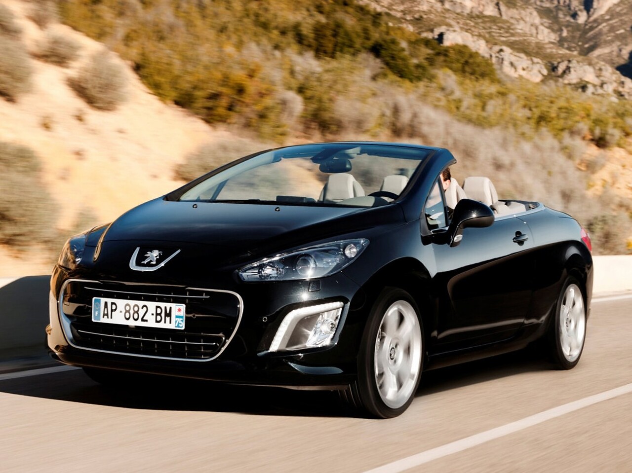 Peugeot 308 кабриолет (I поколение рестайлинг, 2011 - 2014 г.в.): Три четверти спереди в движении на горной дороге