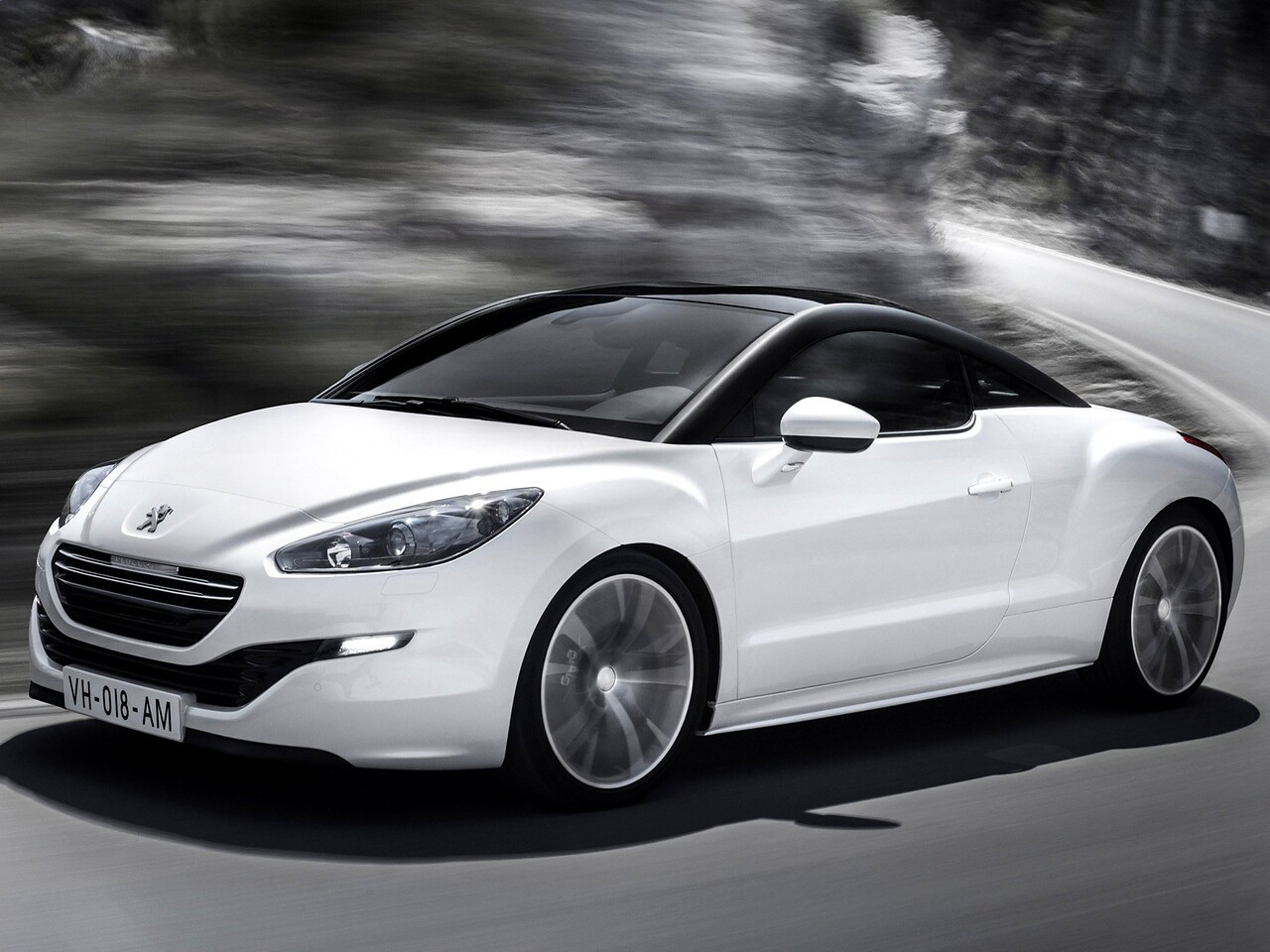 Peugeot RCZ 1.6 THP AT Sport: Три четверти спереди в движении