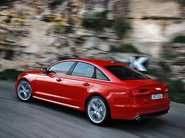 Audi A6 седан (C7, 2010 - 2014 г.в.): вид сзади сбоку в движении