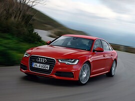 Audi A6 седан (C7, 2010 - 2014 г.в.): вид спереди сбоку в движении