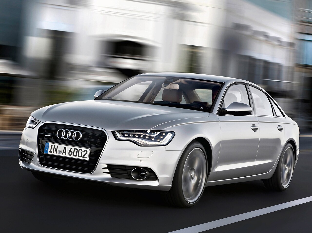 Audi A6 седан (C7, 2010 - 2014 г.в.): вид спереди сбоку в движении