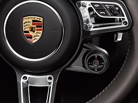 Porsche 718 Boxster 4.0 AT Boxster GTS: Крупный план руля с переключателем режимов