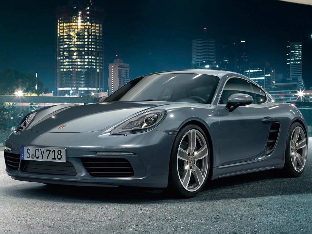 Porsche Cayman 2.0 MT Cayman: Три четверти спереди ночью у города