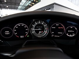 Porsche 911 Carrera купе 4.0 AT GT3 (510 л.с.): Крупный план приборной панели