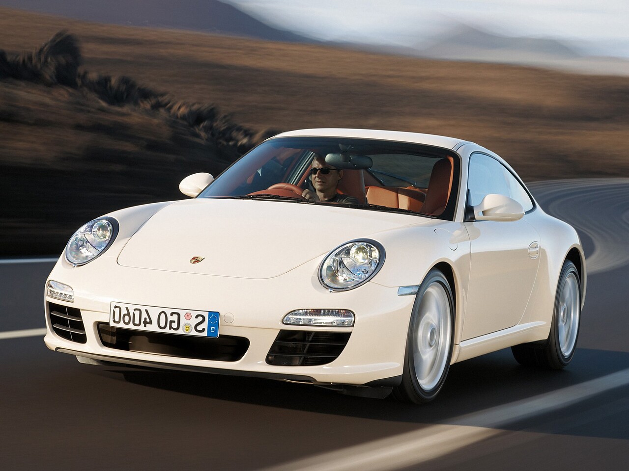Porsche 911 Carrera купе 3.6 MT: Сверху в движении в горах