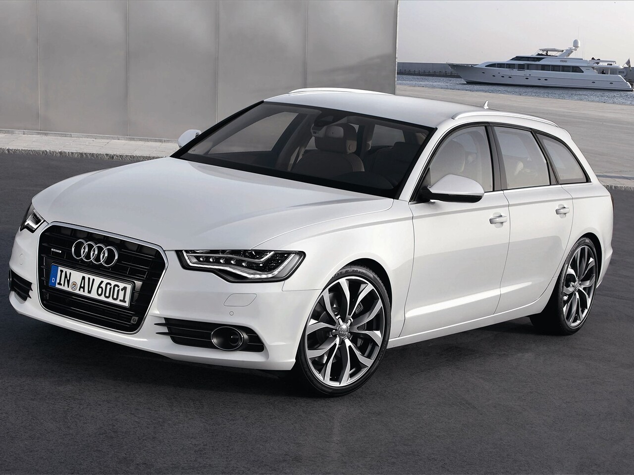 Audi A6 универсал (C7, 2010 - 2014 г.в.): вид спереди сбоку на фоне гавани