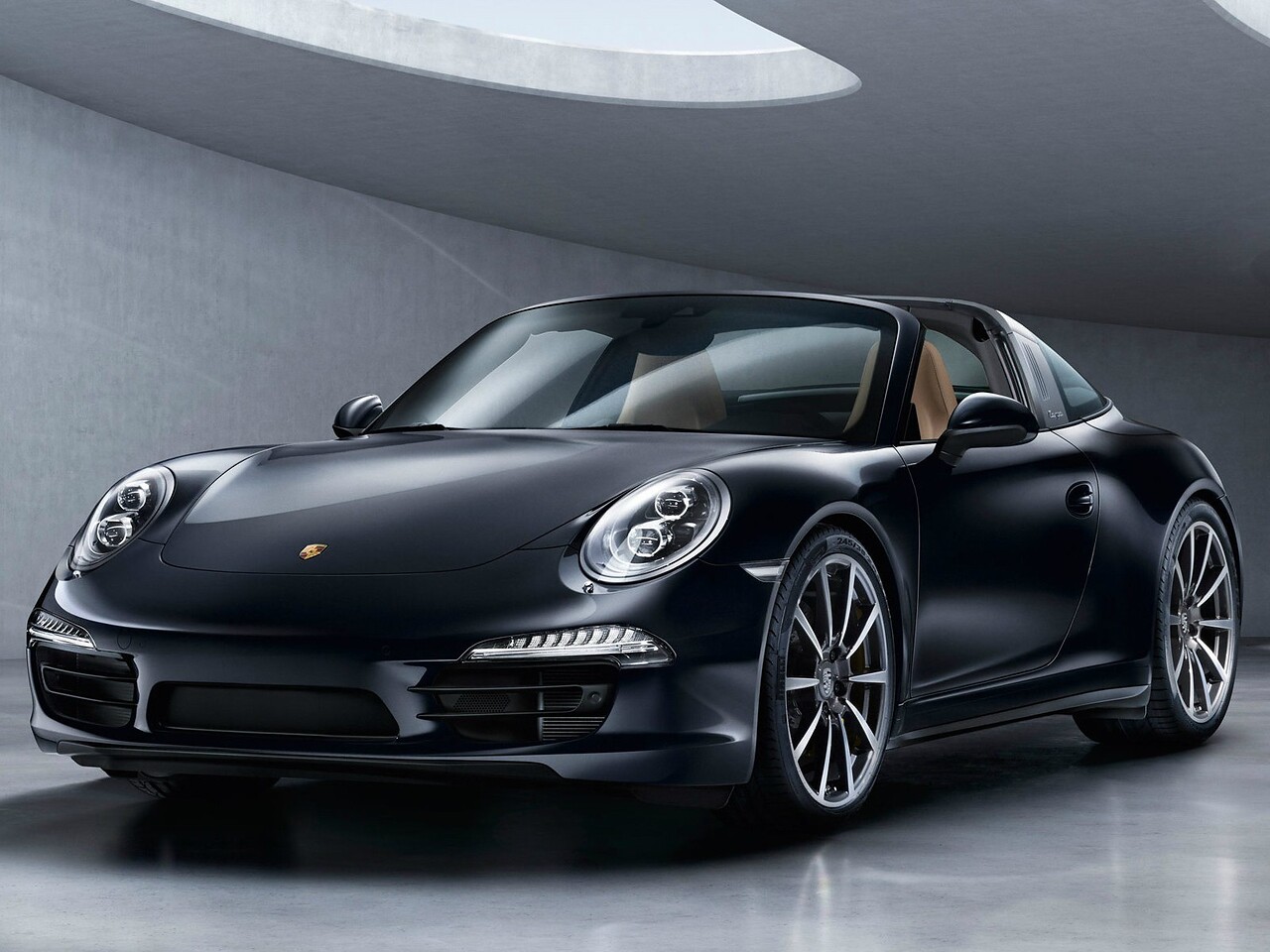 Porsche 911 Targa 4S 3.8 MT: Три четверти спереди в тёмной студии
