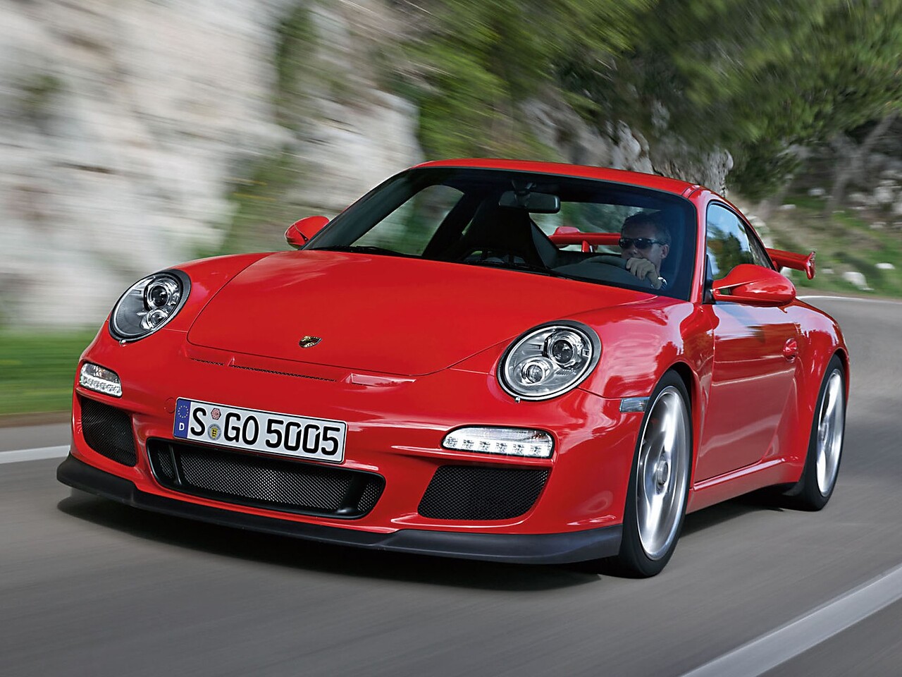 Porsche 911 GT3 купе 3.8 MT: Три четверти спереди на прибрежной дороге