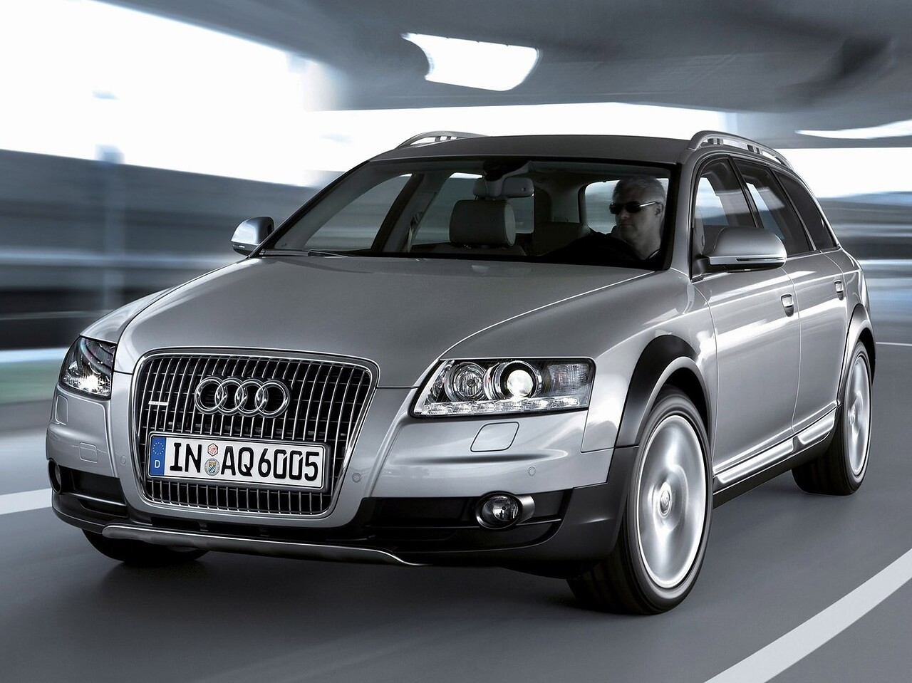 Audi A6 Allroad Универсал (4F, C6 рестайлинг, 2006 - 2012 г.в.): вид спереди сбоку в движении в паркинге