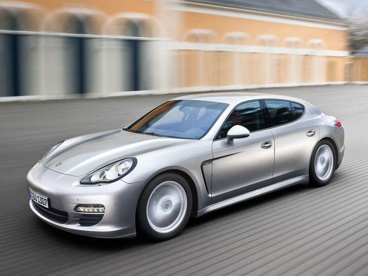 Porsche Panamera лифтбек (E2B, 2009 - 2013 г.в.): Три четверти спереди в движении