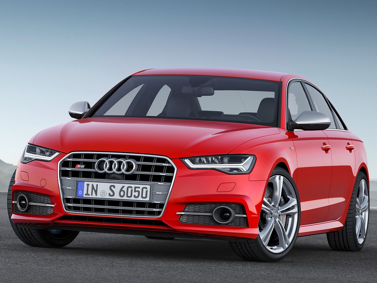 Audi S6 седан (C7 рестайлинг, 2014 - 2018 г.в.): вид спереди сбоку в студии