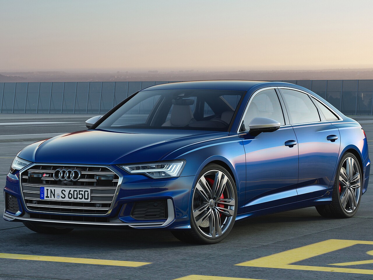 Audi S6 седан: вид спереди сбоку на размечённой парковке
