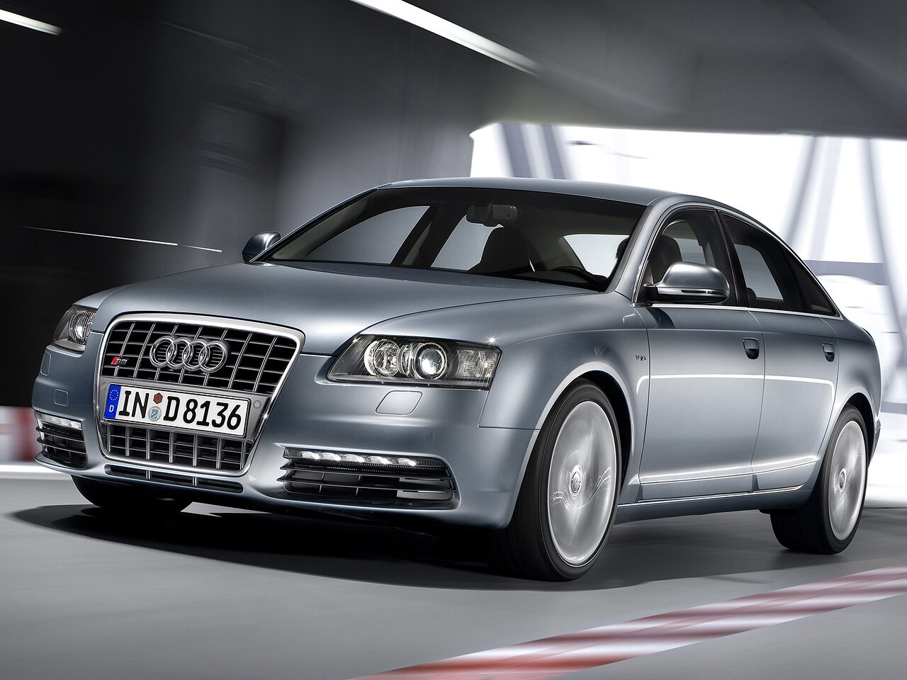 Audi S6 седан (4F, C6 рестайлинг, 2008 - 2012 г.в.): вид спереди сбоку в движении на трассе