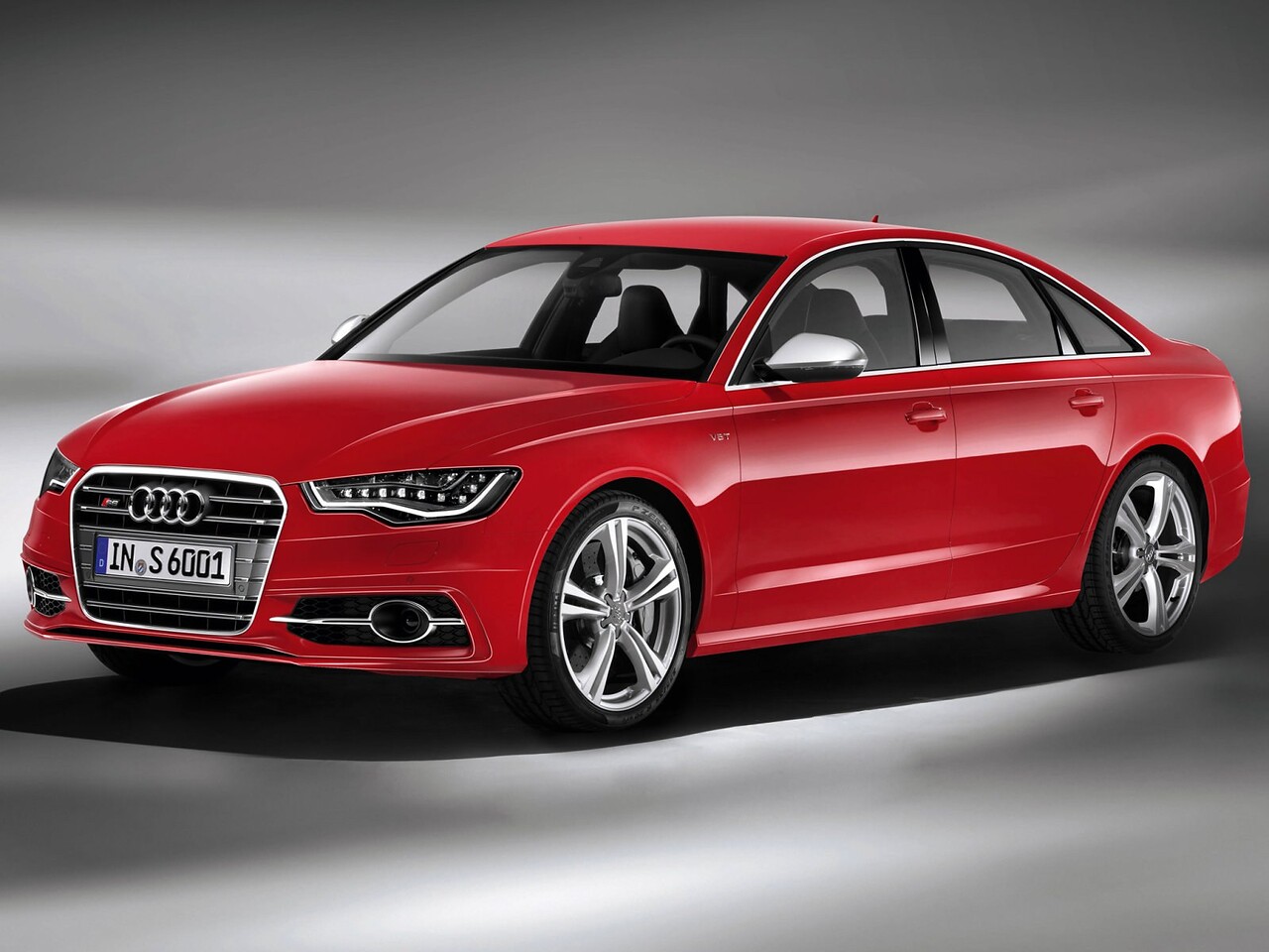 Audi S6 Седан (C7, 2012 - 2014 г.в.): вид спереди сбоку в студии