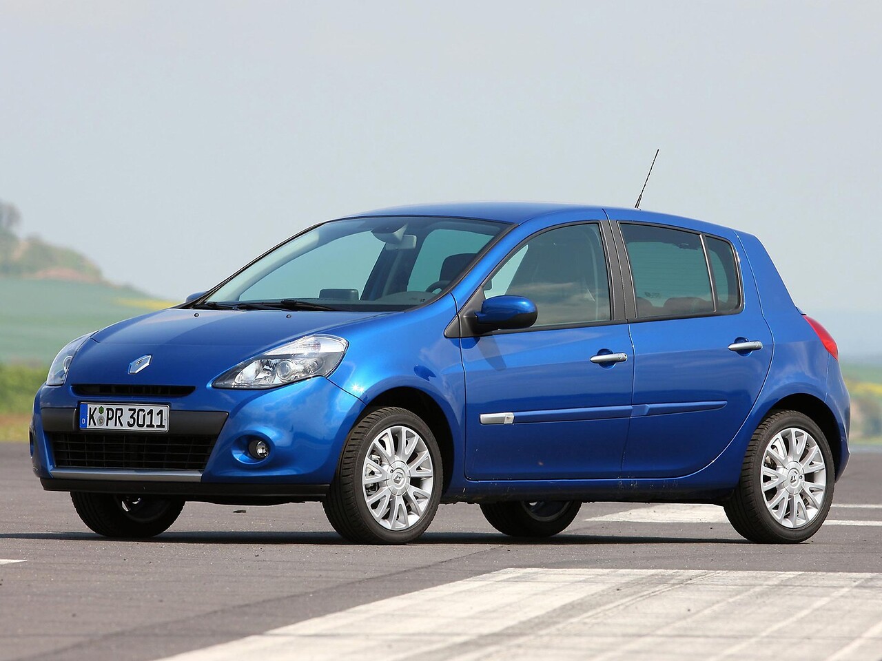 Renault Clio хэтчбек 5-дв. 1.6 AT Dynamique: Три четверти спереди