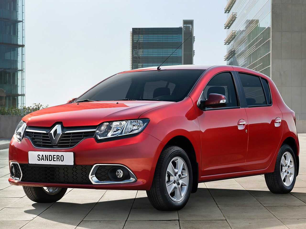 Renault Sandero 1.6 (82 л.с.) MT Privilege: Три четверти спереди