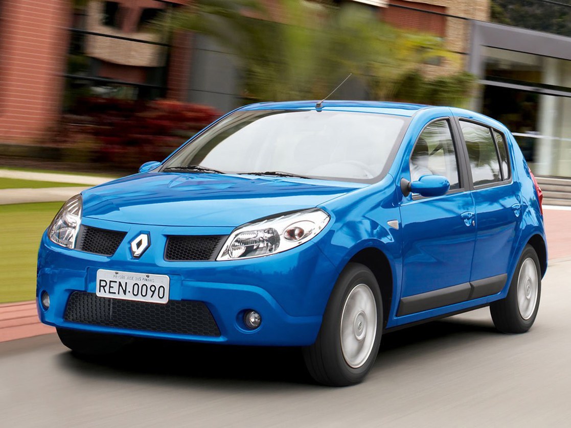 Renault Sandero (I поколение, 2009 - 2014 г.в.): Три четверти спереди в движении