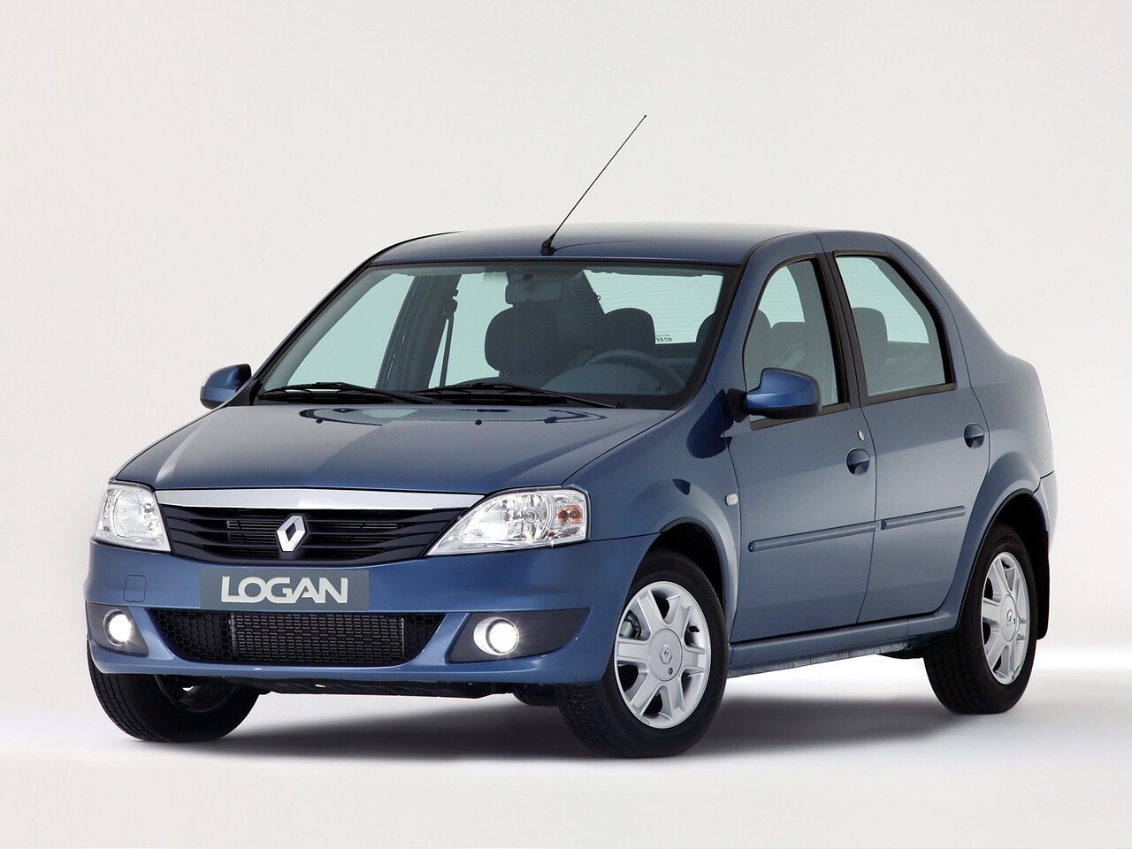 Renault Logan (I поколение, рестайлинг, 2009 - 2014 г.в.): Три четверти спереди в студии