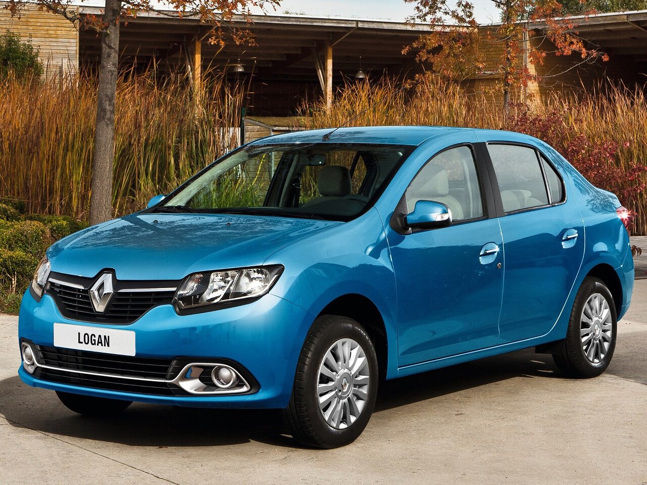 Renault Logan 1.6 MT Access: Три четверти спереди у здания