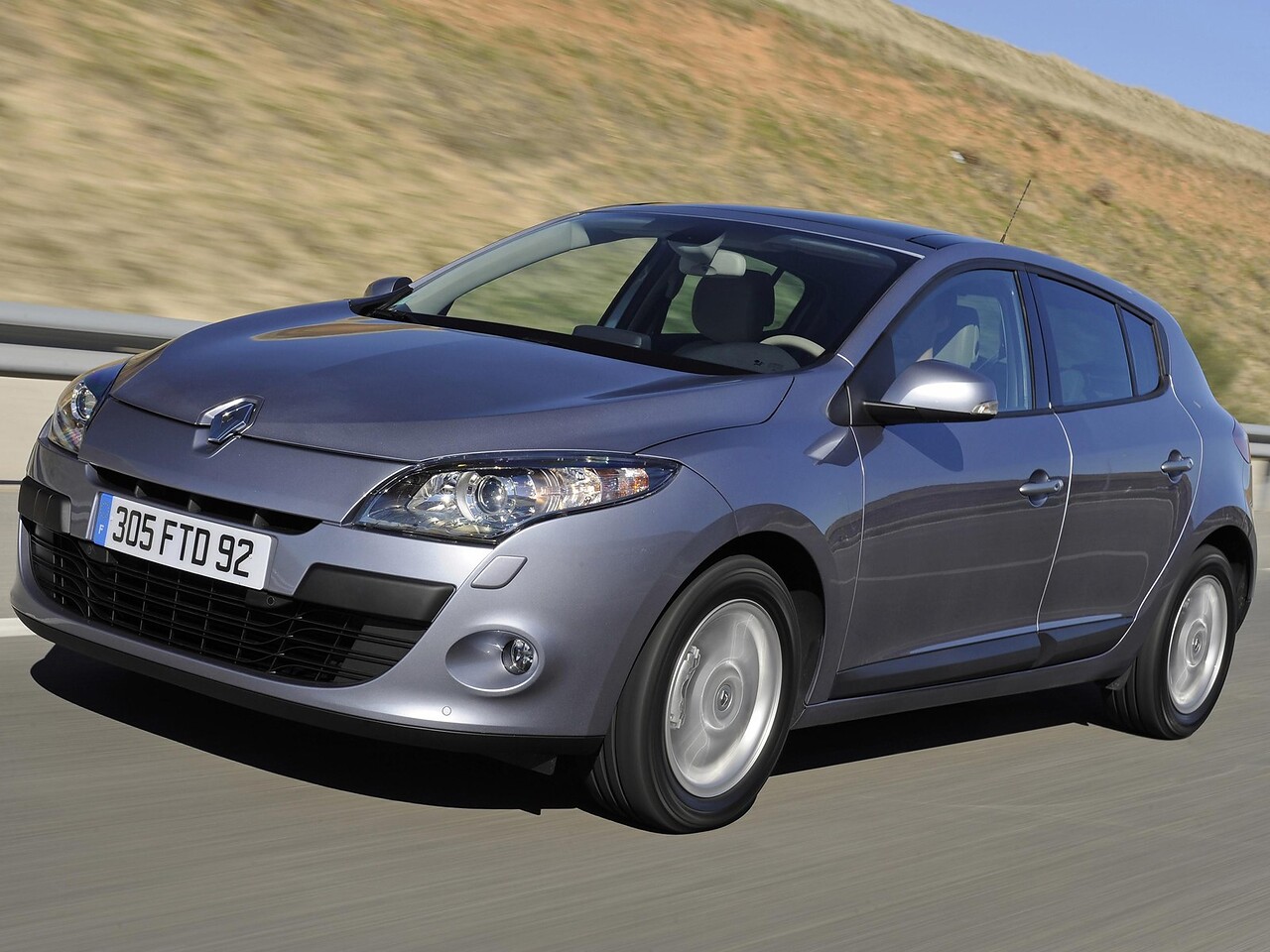 Renault Megane хэтчбек 5-дв. (III поколение, 2009 - 2012 г.в.): Три четверти спереди в движении