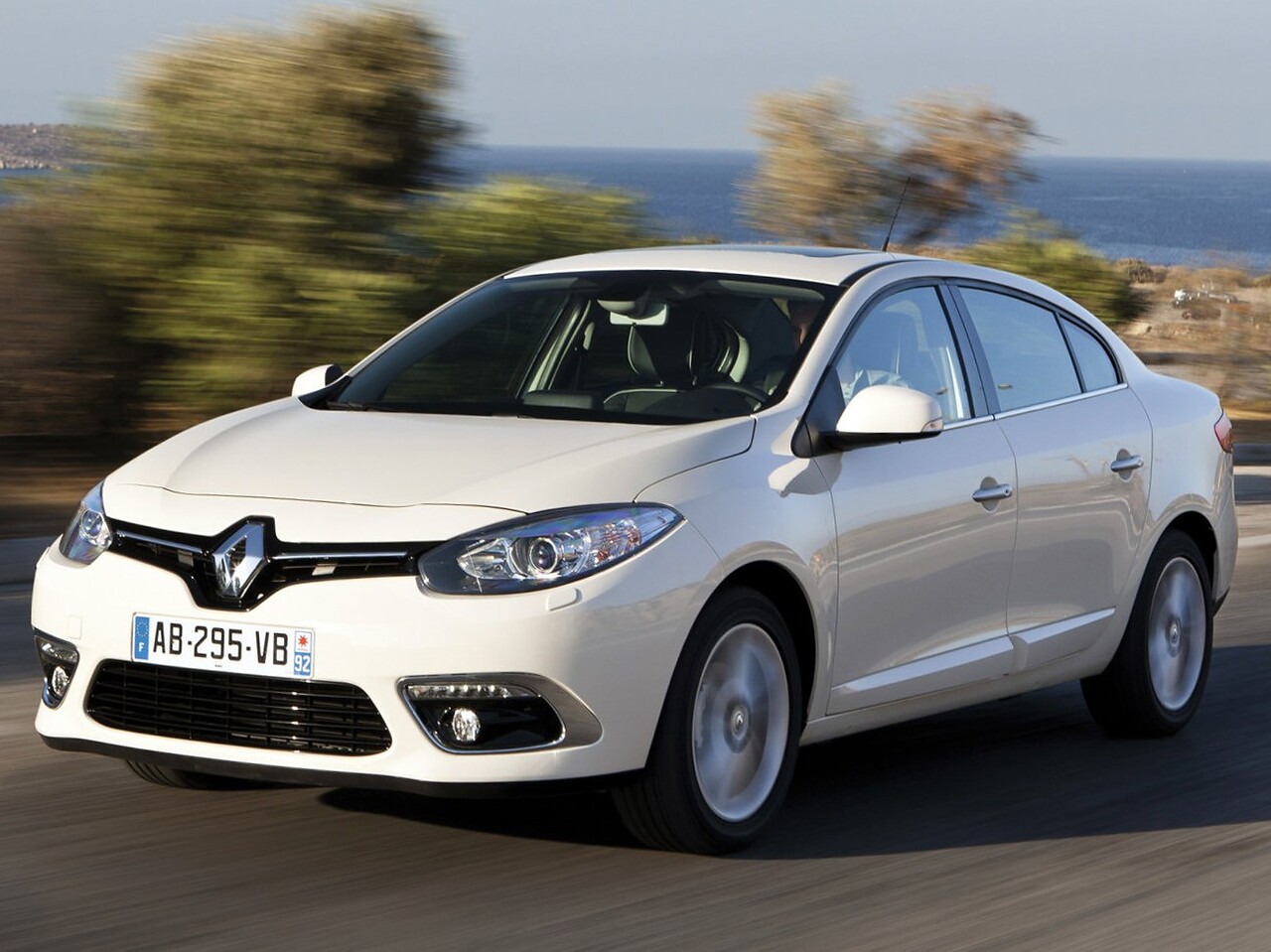Renault Fluence 1.6 AT Confort: Три четверти спереди в движении
