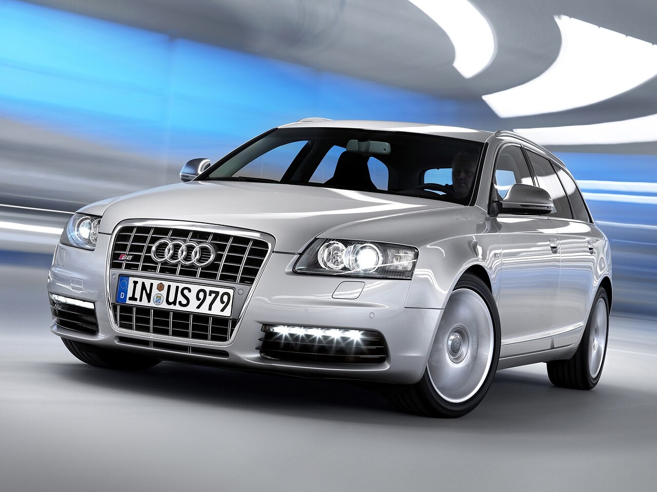 Audi S6 Avant универсал (4F, C6, 2008 - 2012 г.в.): вид спереди сбоку в студии с подсветкой
