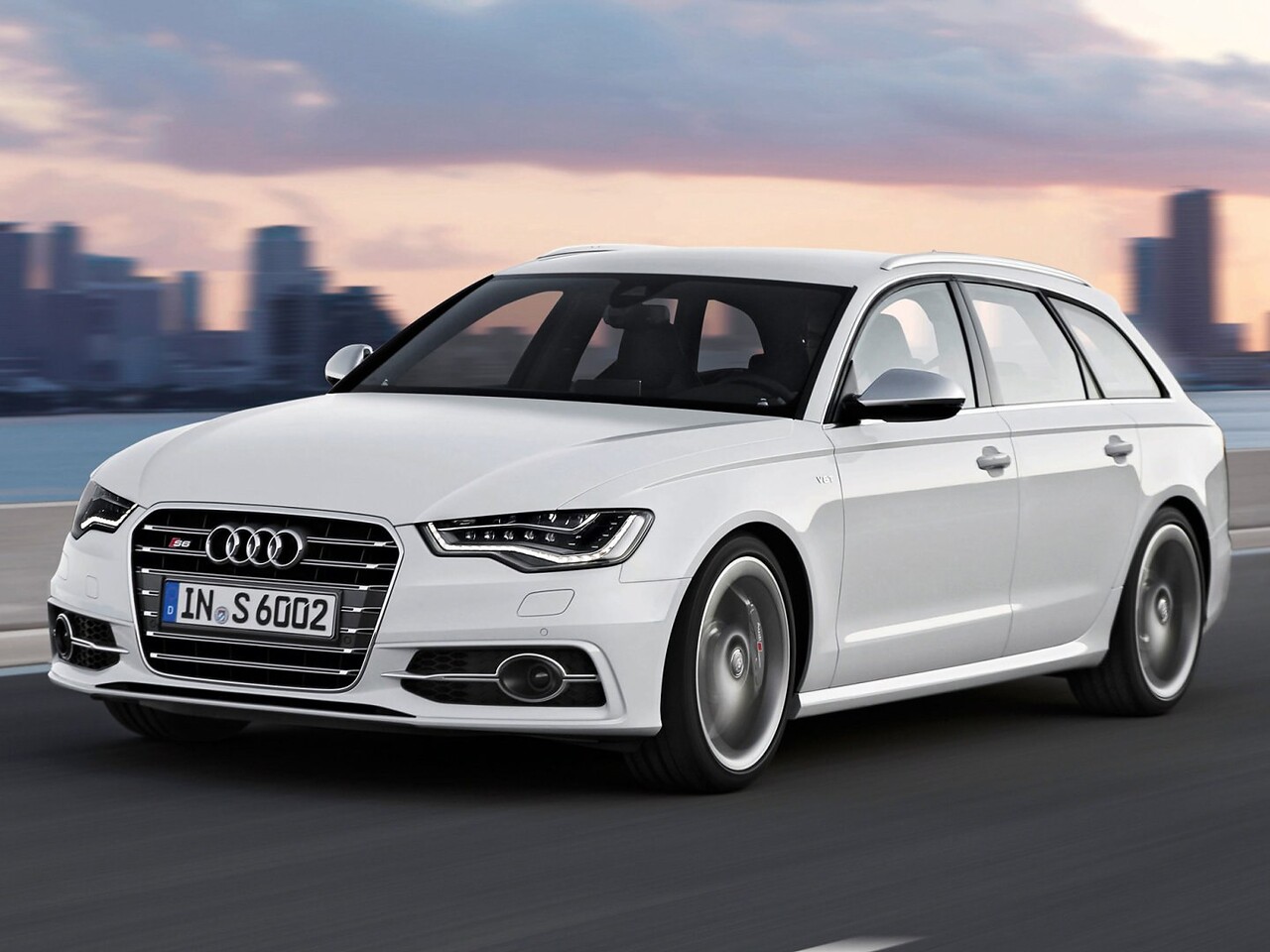 Audi S6 Avant универсал 4.0 TFSI quattro AT: вид спереди сбоку на дороге у побережья