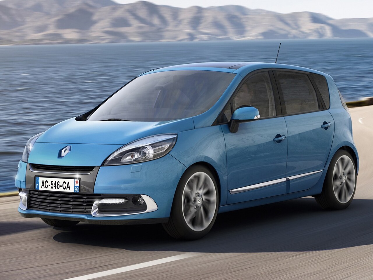 Renault Scenic 2.0 AT Expression: Три четверти спереди у моря