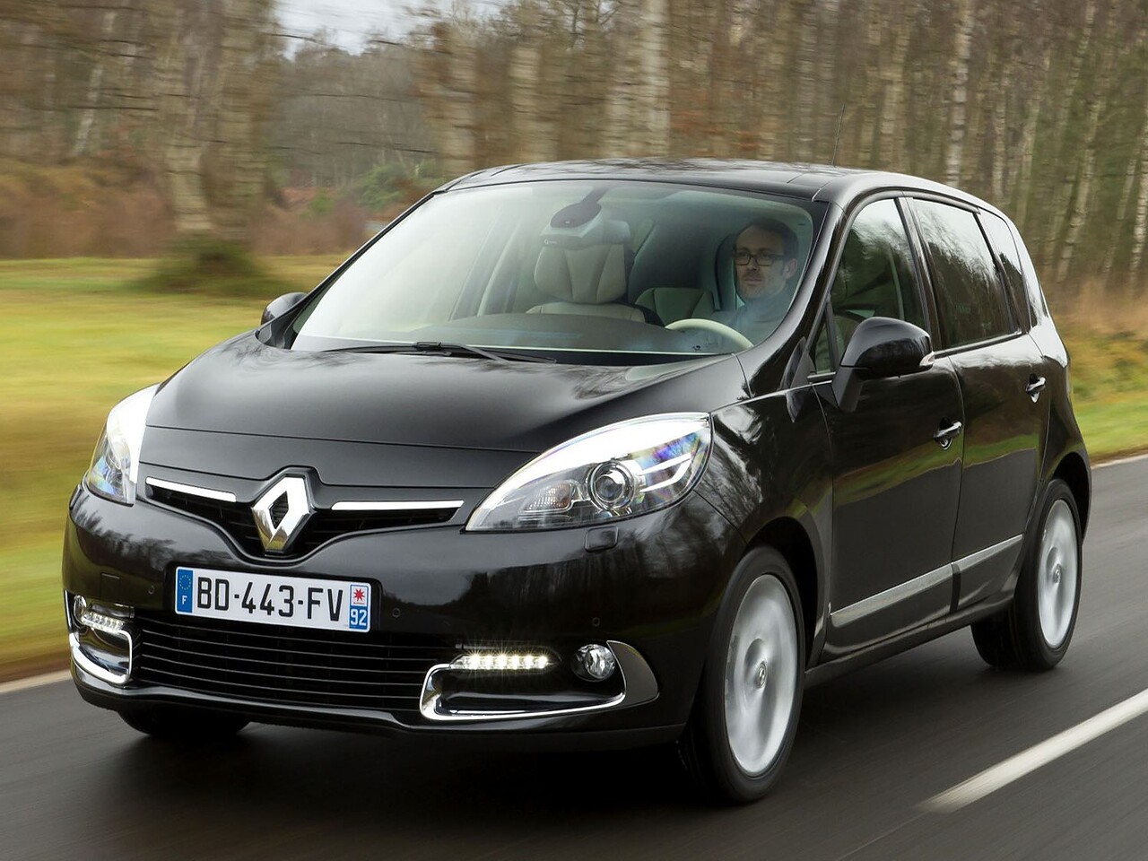 Renault Scenic 1.6 MT Expression: Три четверти спереди в движении