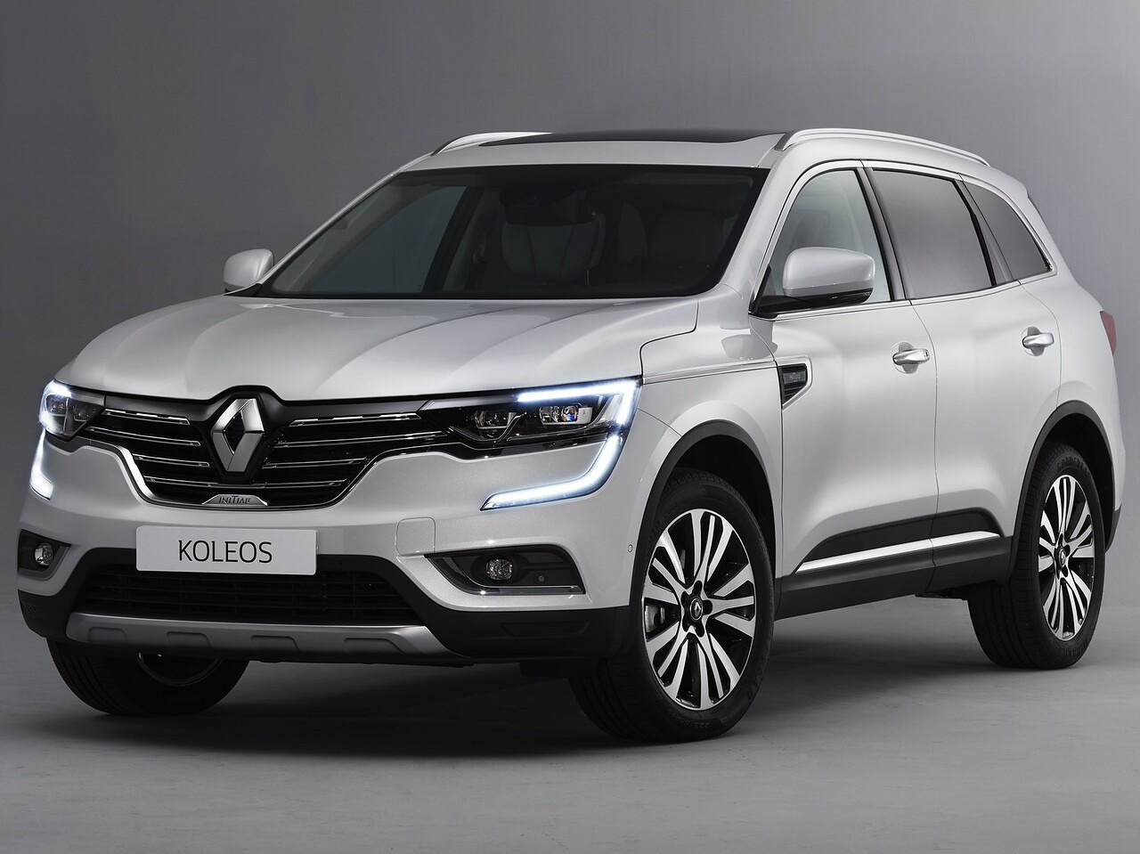 Renault Koleos 2.0 AT Executive: Три четверти спереди в студии