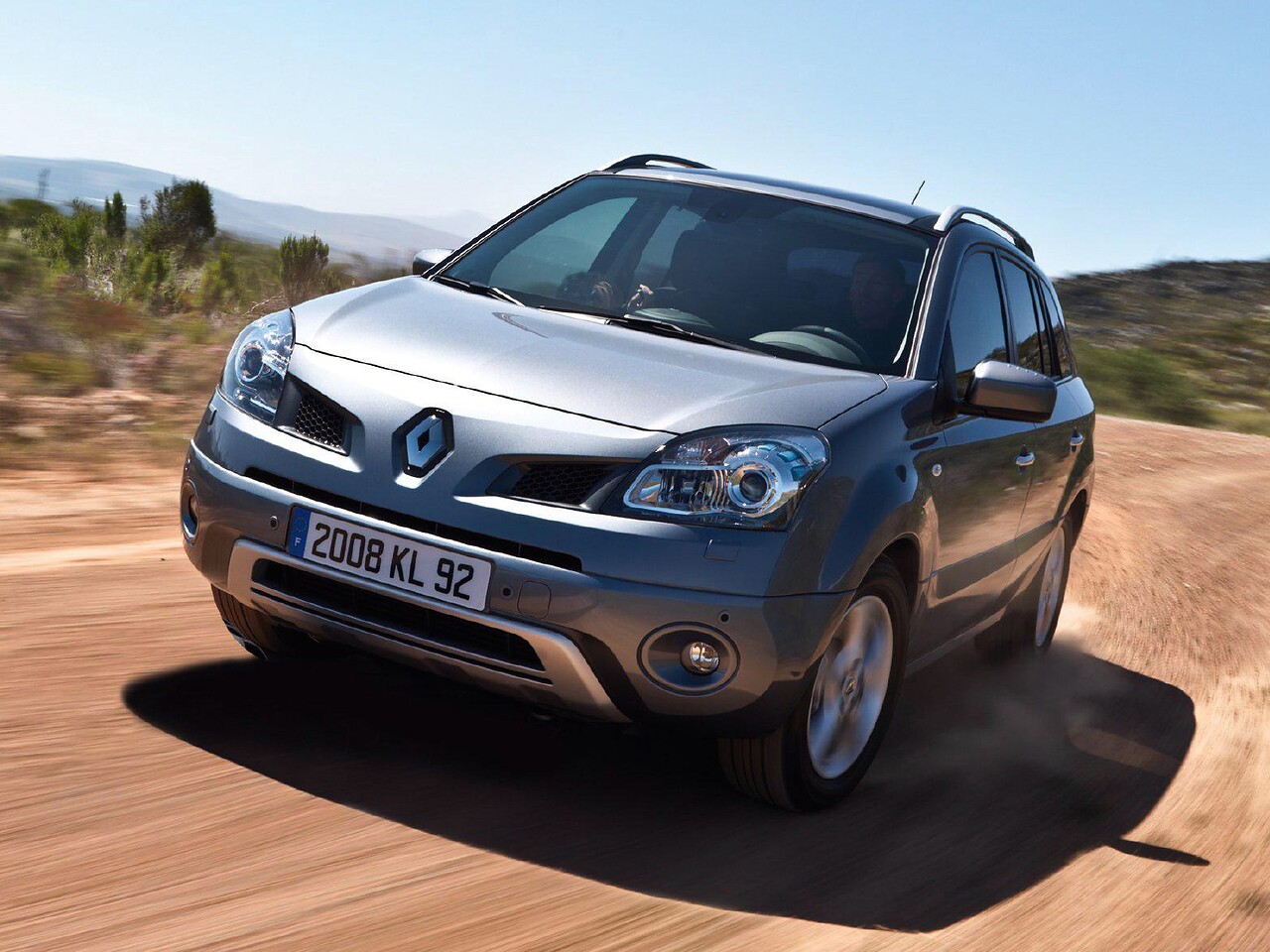 Renault Koleos 2.5 AT Dynamique Confort: Три четверти спереди на грунтовой дороге