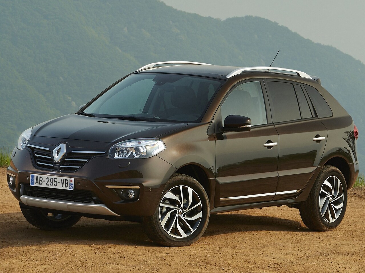 Renault Koleos 2.0 AT Expression: Три четверти спереди у холмов