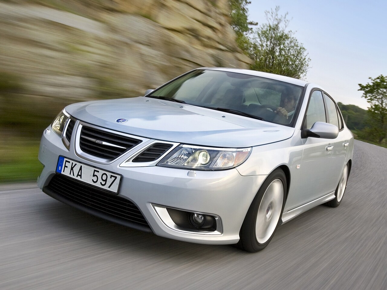 Saab 9-3 седан 2.0 TS MT Vector: Три четверти спереди в движении у скалистого склона