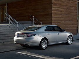 Saab 9-5 (II поколение, 2010 - 2011 г.в.): Три четверти сзади у лестницы
