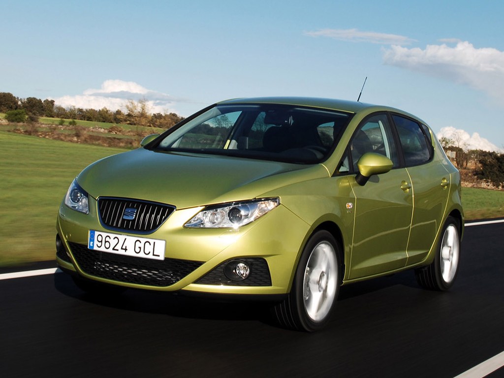 SEAT Ibiza хэтчбек 5-дв. (IV поколение, 2008 - 2012 г.в.): Три четверти спереди в движении, зелёный хэтчбек