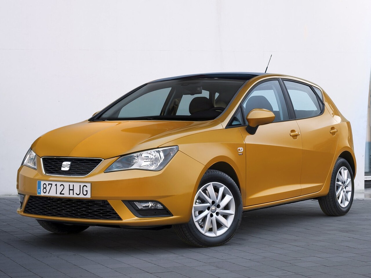 SEAT Ibiza хэтчбек 5-дв. 1.2 TSI MT Style: Три четверти спереди в студии, жёлтый